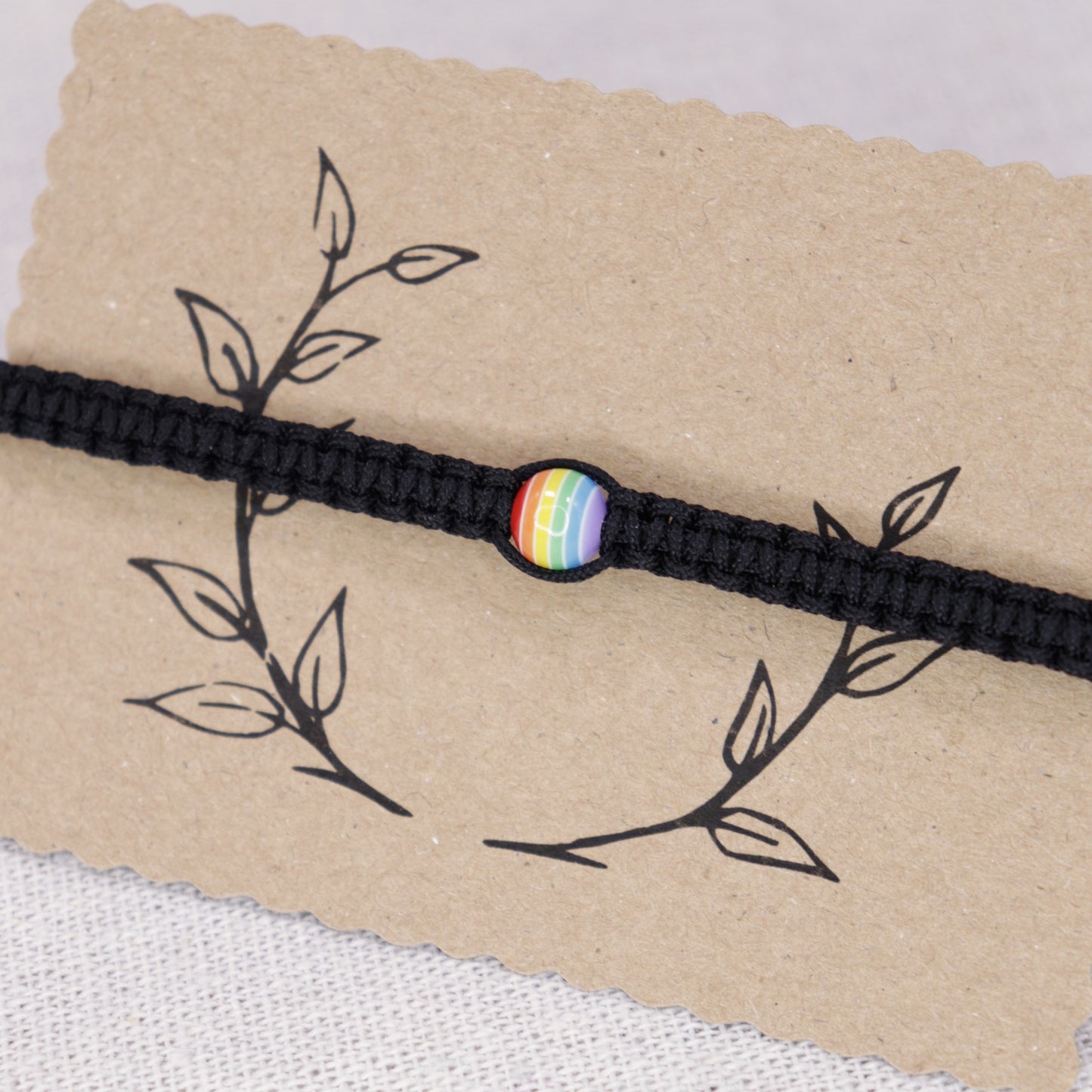 Regenbogen Makrameearmband Freundschaftsarmband geflochten. Pride Armband
