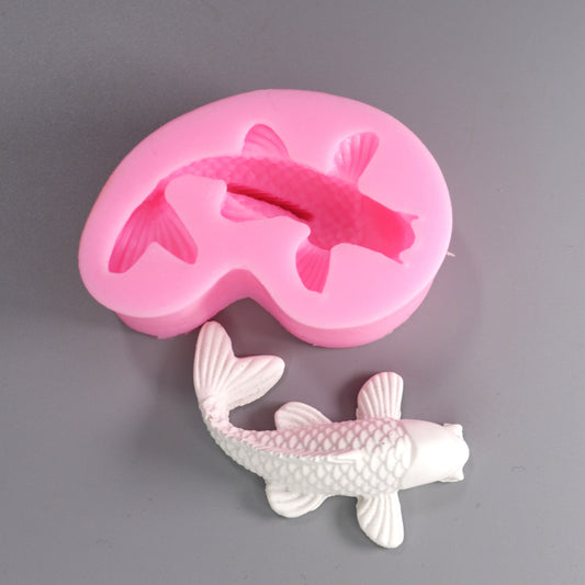 Silikonformen Karpfen für Raysin. Abbildung Gießform und fertige Gießling in Weiß