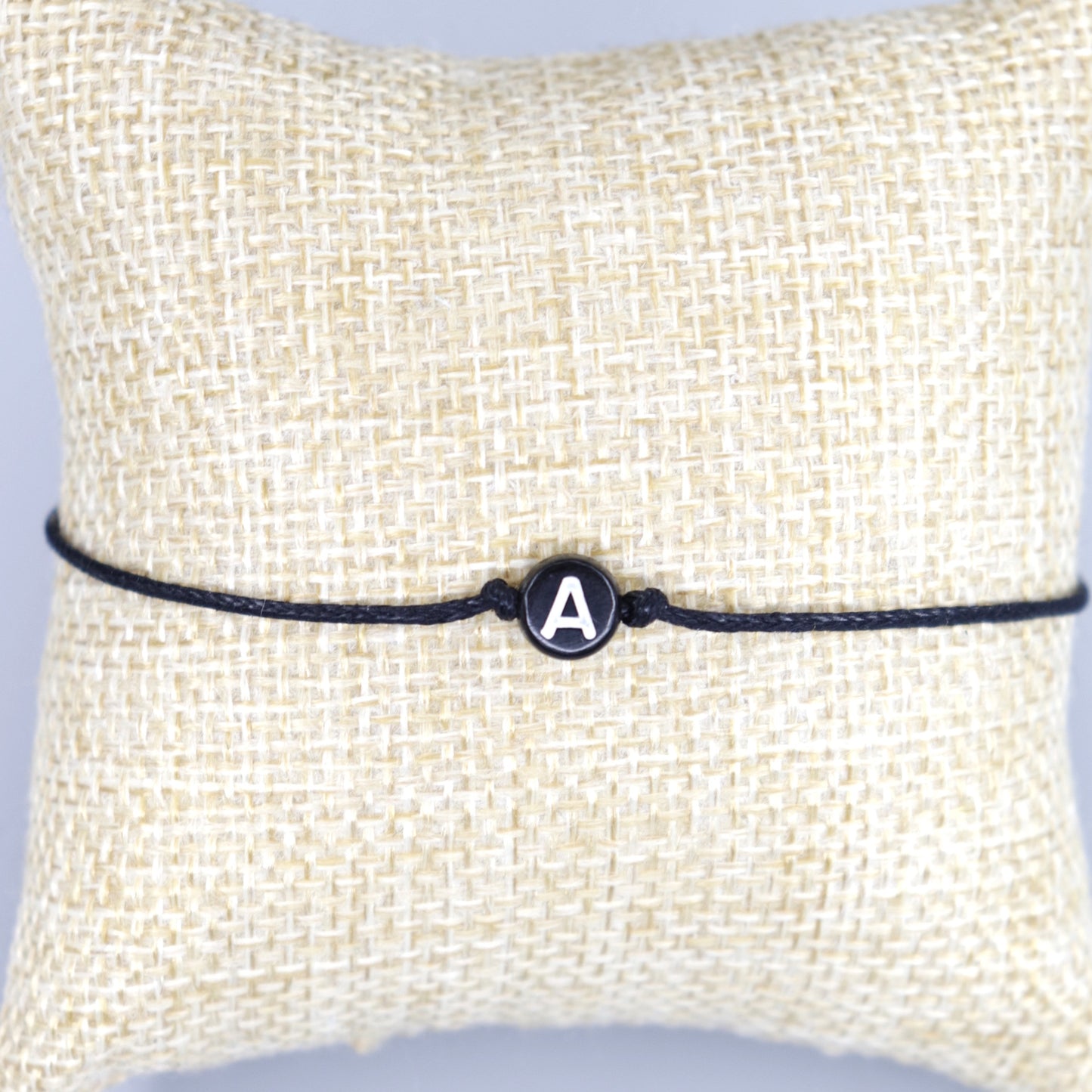 Wunscharmband mit Wunschbuchstabe A aus Acryl. Geschenkideen. Freundschaftsarmbänder. Kleine Geschenke.