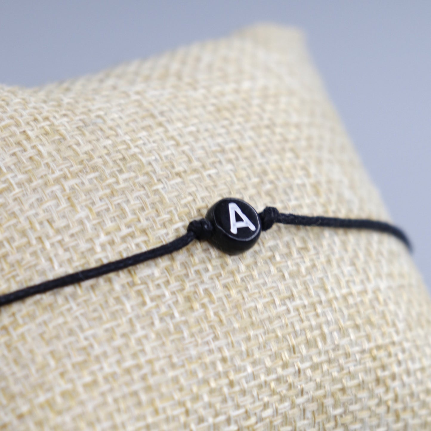 Wunscharmband mit Wunschbuchstabe A aus Acryl. Geschenkideen. Freundschaftsarmbänder. Kleine Geschenke.