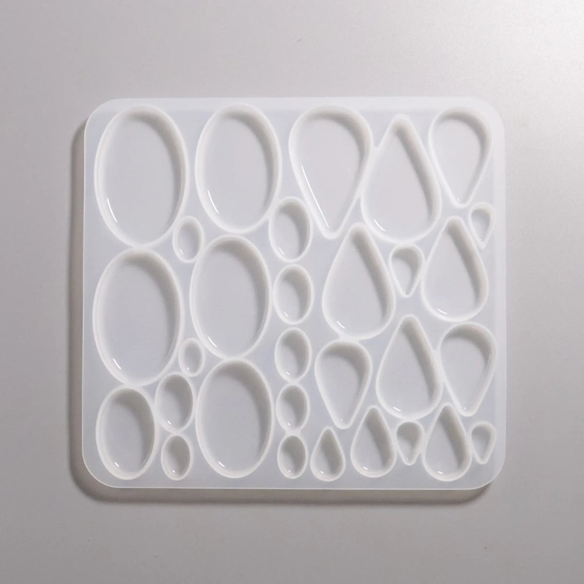 Silikon Gießformen verschieden große flache Ovale- und Tropfen-Formen von ca. 1 cm bis 5 cm