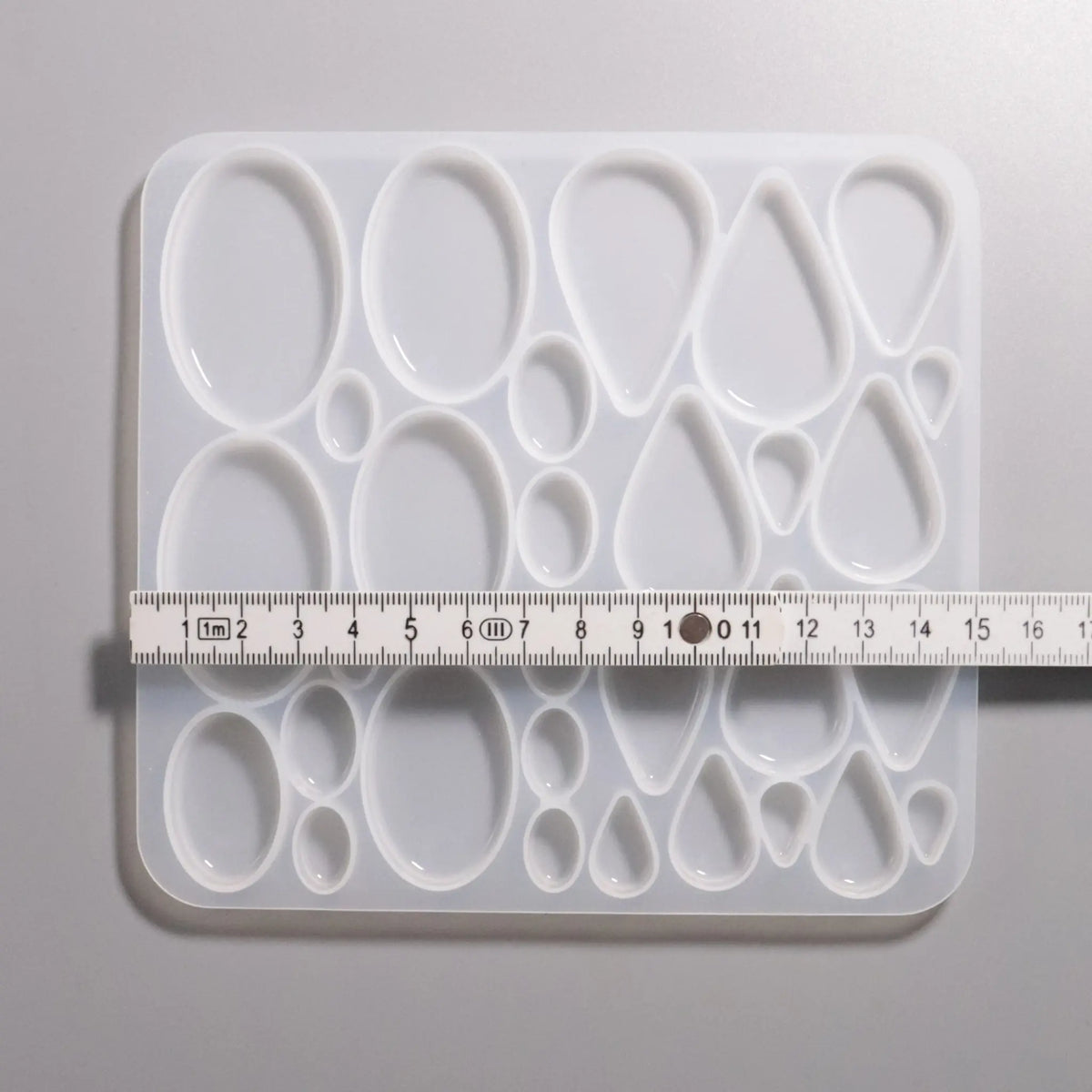 Silikon Gießformen verschieden große flache Ovale- und Tropfen-Formen von ca. 1 cm bis 5 cm