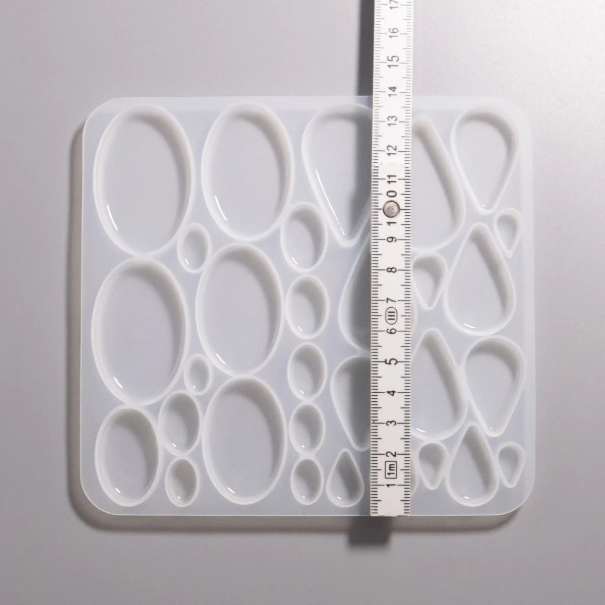 Silikon Gießformen verschieden große flache Ovale- und Tropfen-Formen von ca. 1 cm bis 5 cm