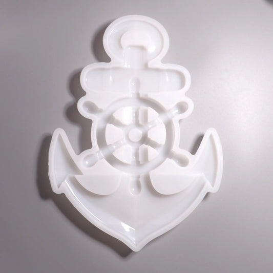 Weiße Silikon Gießform Anker mit Steuerrad Maritime Dekoration. Hintergrund grau. 