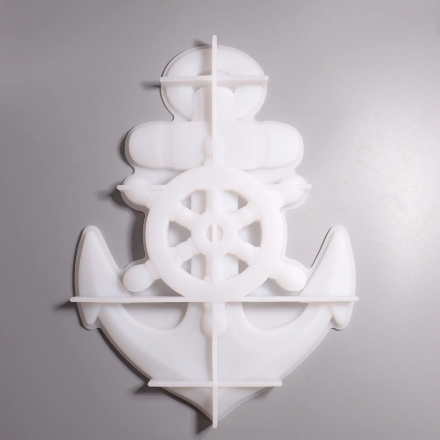 Weiße Silikon Gießform Anker mit Steuerrad Maritime Dekoration. Rückseite Ansicht. Hintergrund grau. 