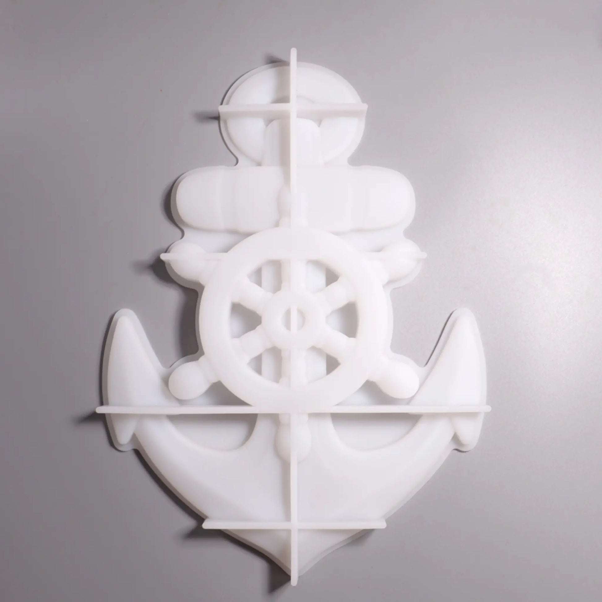 Weiße Silikon Gießform Anker mit Steuerrad Maritime Dekoration. Rückseite Ansicht. Hintergrund grau. 