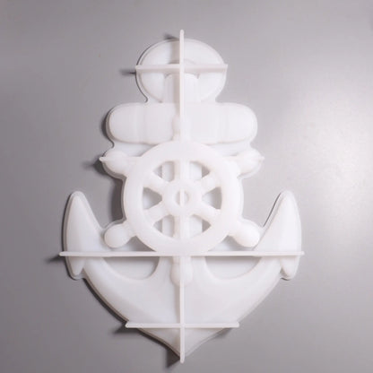 Weiße Silikon Gießform Anker mit Steuerrad Maritime Dekoration. Rückseite Ansicht. Hintergrund grau. 