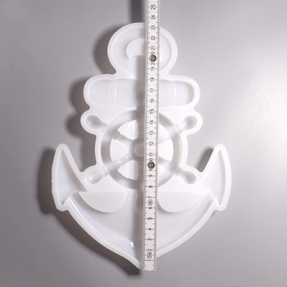 Weiße Silikon Gießform Anker mit Steuerrad Maritime Dekoration. Vorder Ansicht mit Lineal zu Ansicht. Hintergrund grau. 