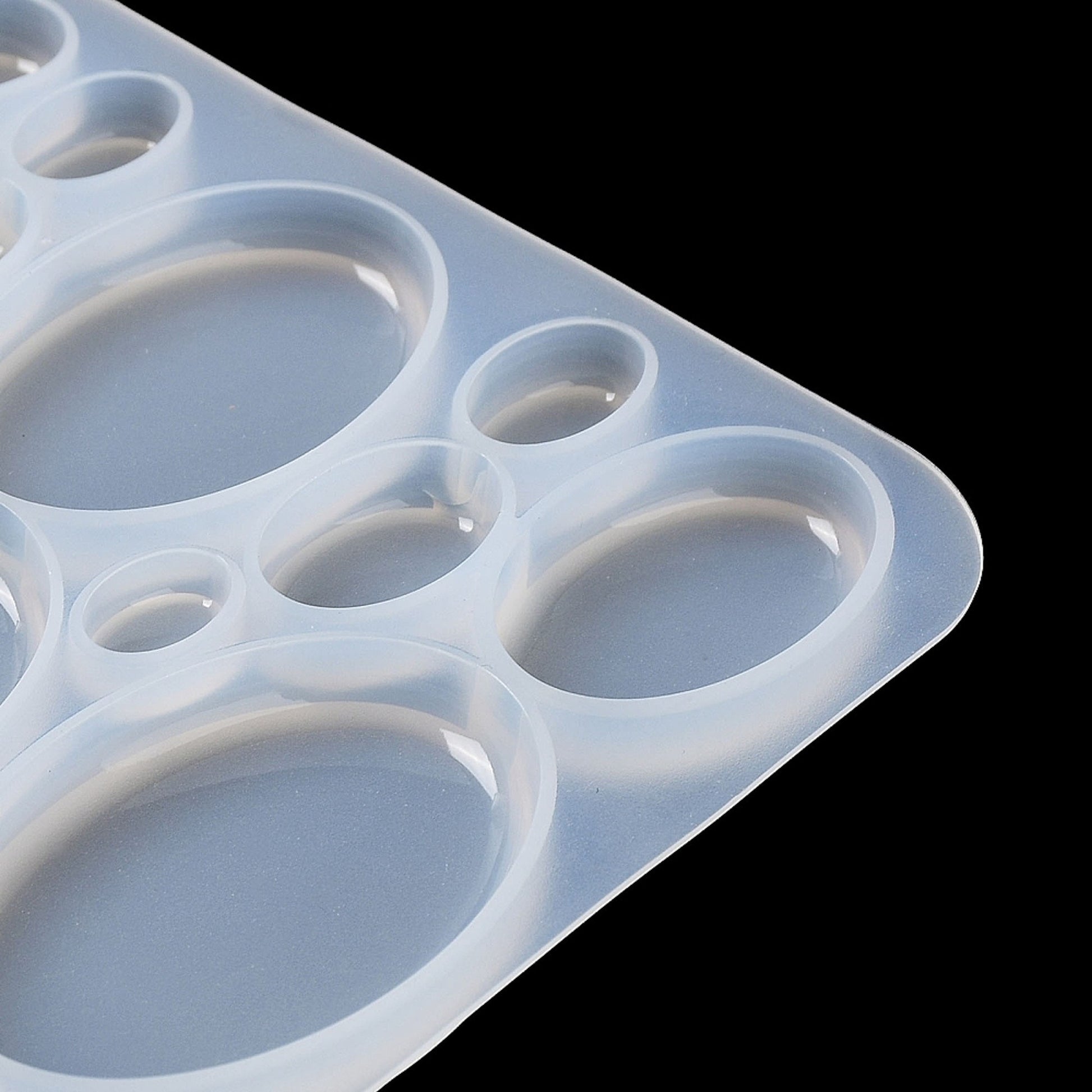 Silikonformen Tropfen Formen Ovale Formen für Epoxidharze verschiedene Größen von 1 cm bis 5 cm auf eine Silikomatte.