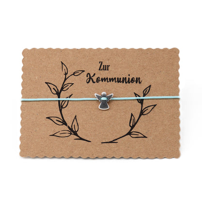 Braun Karte mit Aufschrift Zur Kommunion in schwarz. Engel Armband in Hellblau