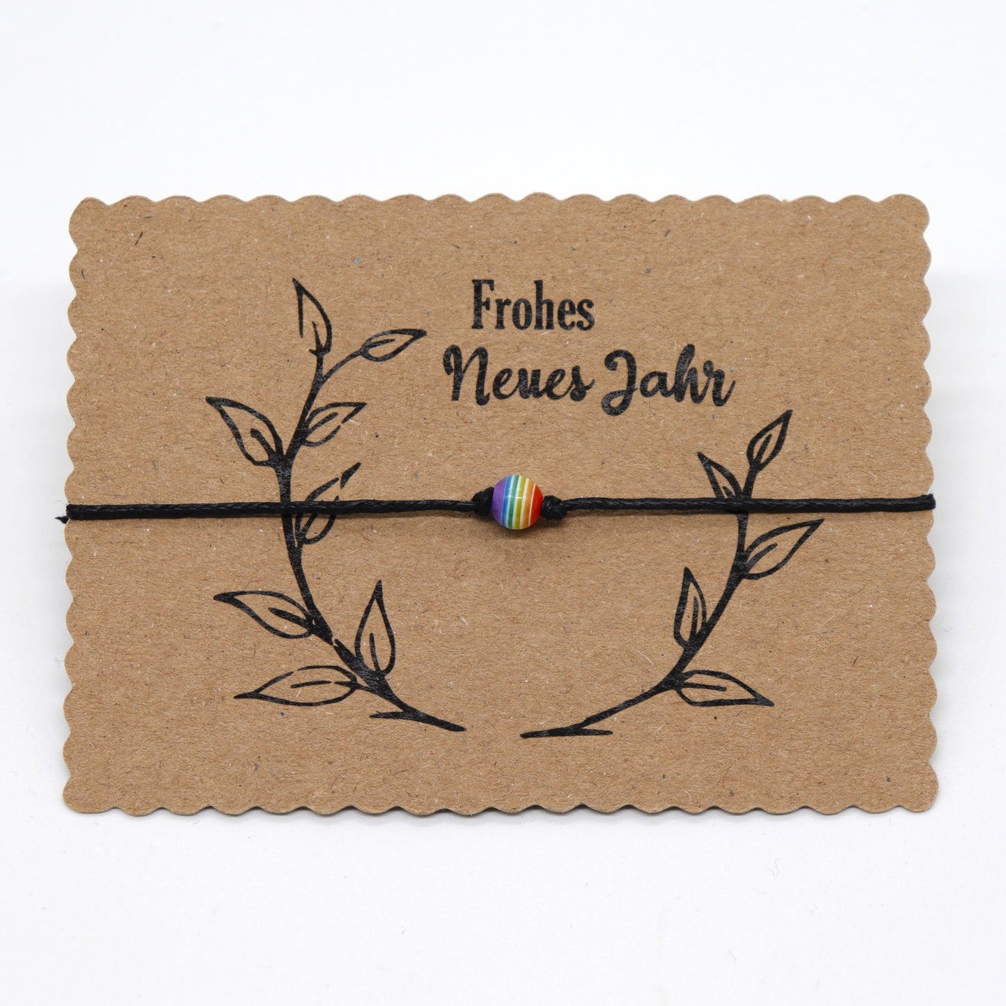 Wunscharmband mit Regenbogen Perle. Karte Frohes neues Jahr.