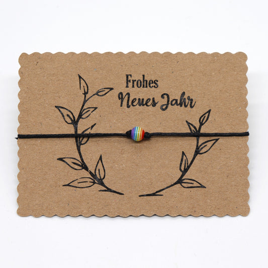 Wunscharmband mit Regenbogen Perle. Karte Frohes neues Jahr.