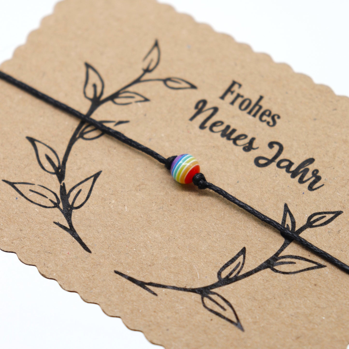 Wunscharmband mit Regenbogen Perle. Karte Frohes neues Jahr.