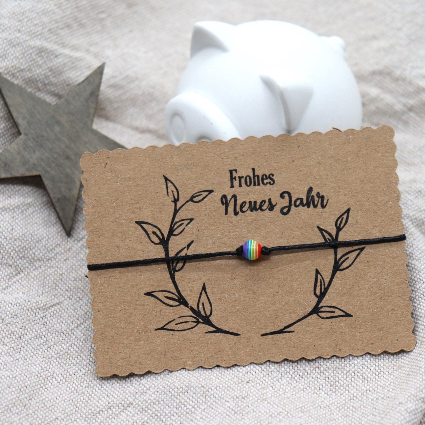 Wunscharmband mit Regenbogen Perle. Karte Frohes neues Jahr.