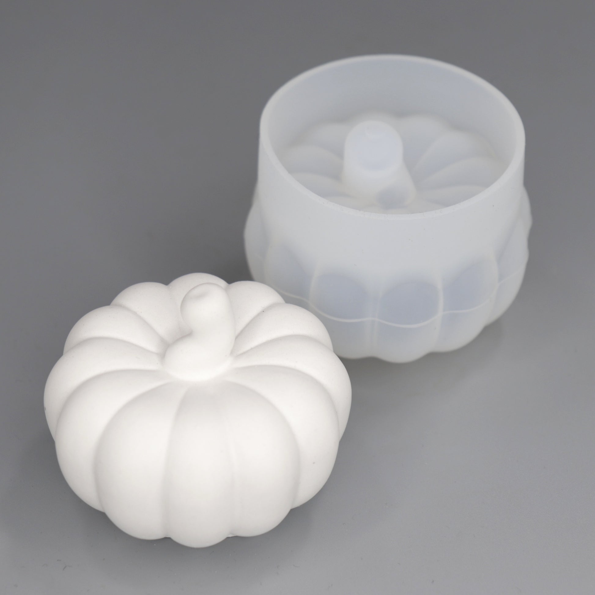 Silikonform Kürbis 3D. Beispiel mit Gießling aus Raysin.