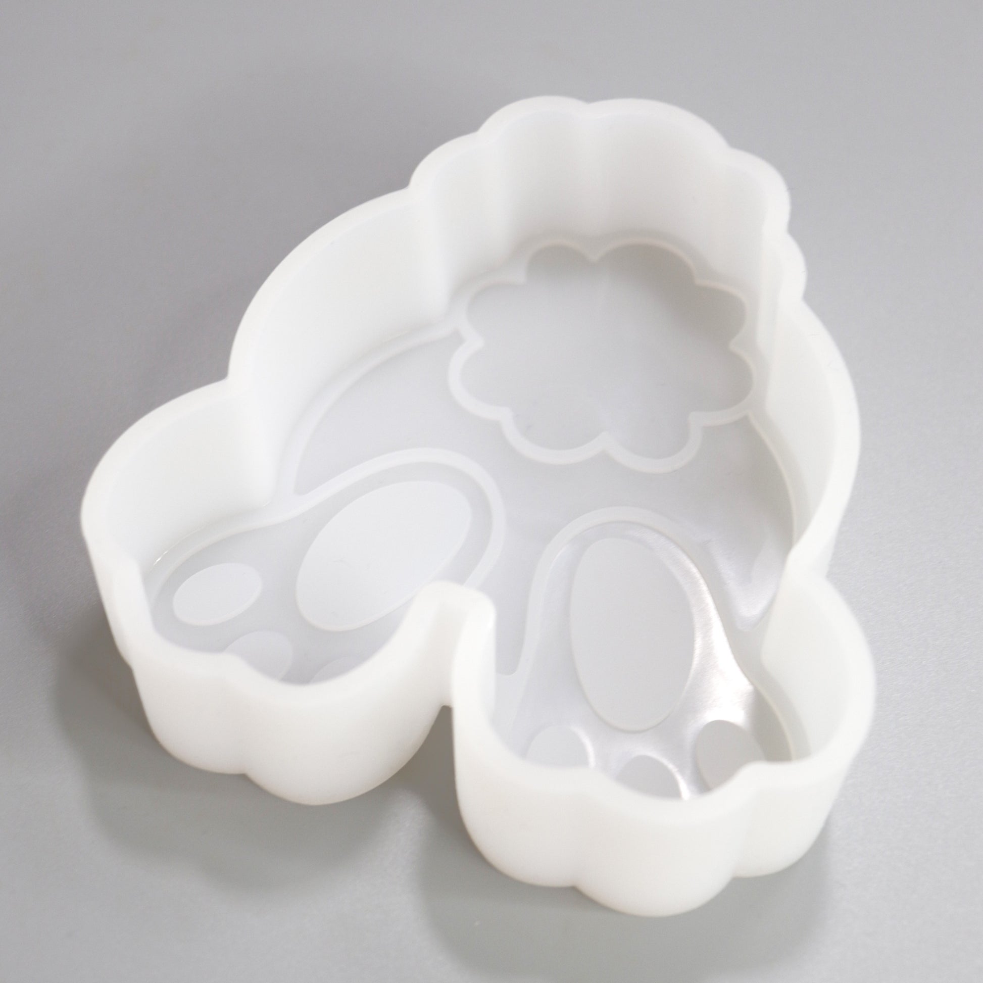 Silikonform Kanninchen Fußabdruck Rückseite Aufsteller für Ostern Dekorationen. Gießform für Raysin oder Gípspulver. ca. 10 x 9 cm. Seitlich Ansicht.