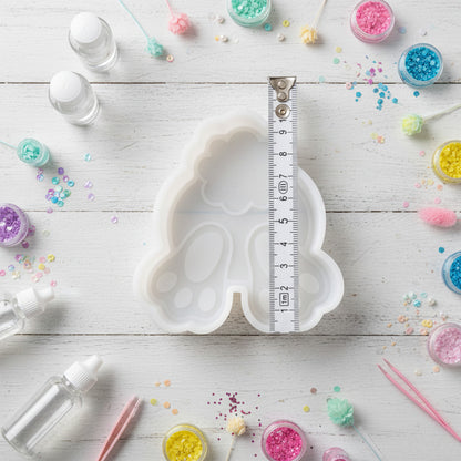 Silikonform Kanninchen Fußabdruck Rückseite Aufsteller für Ostern Dekorationen. Gießform für Raysin oder Gípspulver. ca. 10 x 9 cm. Umrandet mit Bastellzubehör.