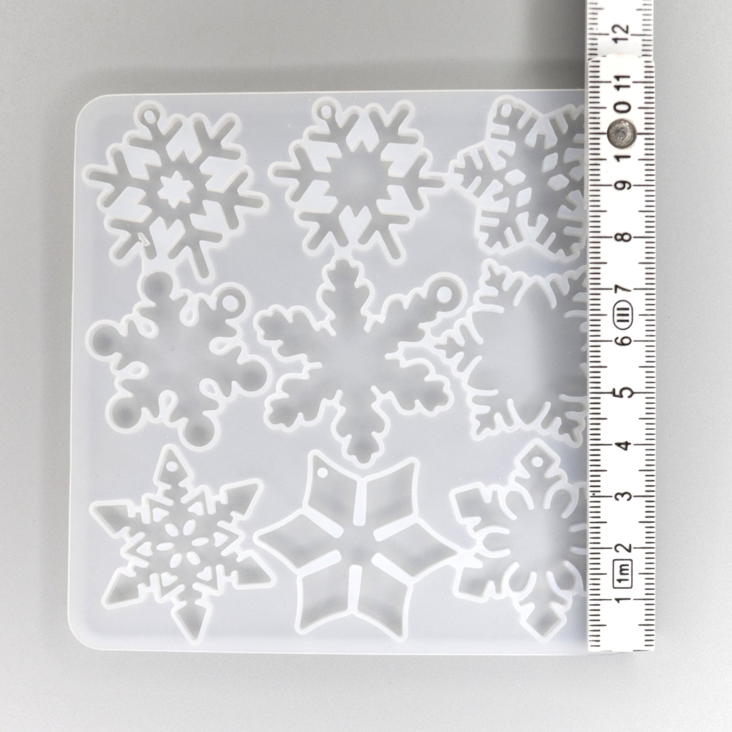 Gießformen mit 12 verschiedene Schneeflocken Anhänger. Weihnachten Dekoration.
