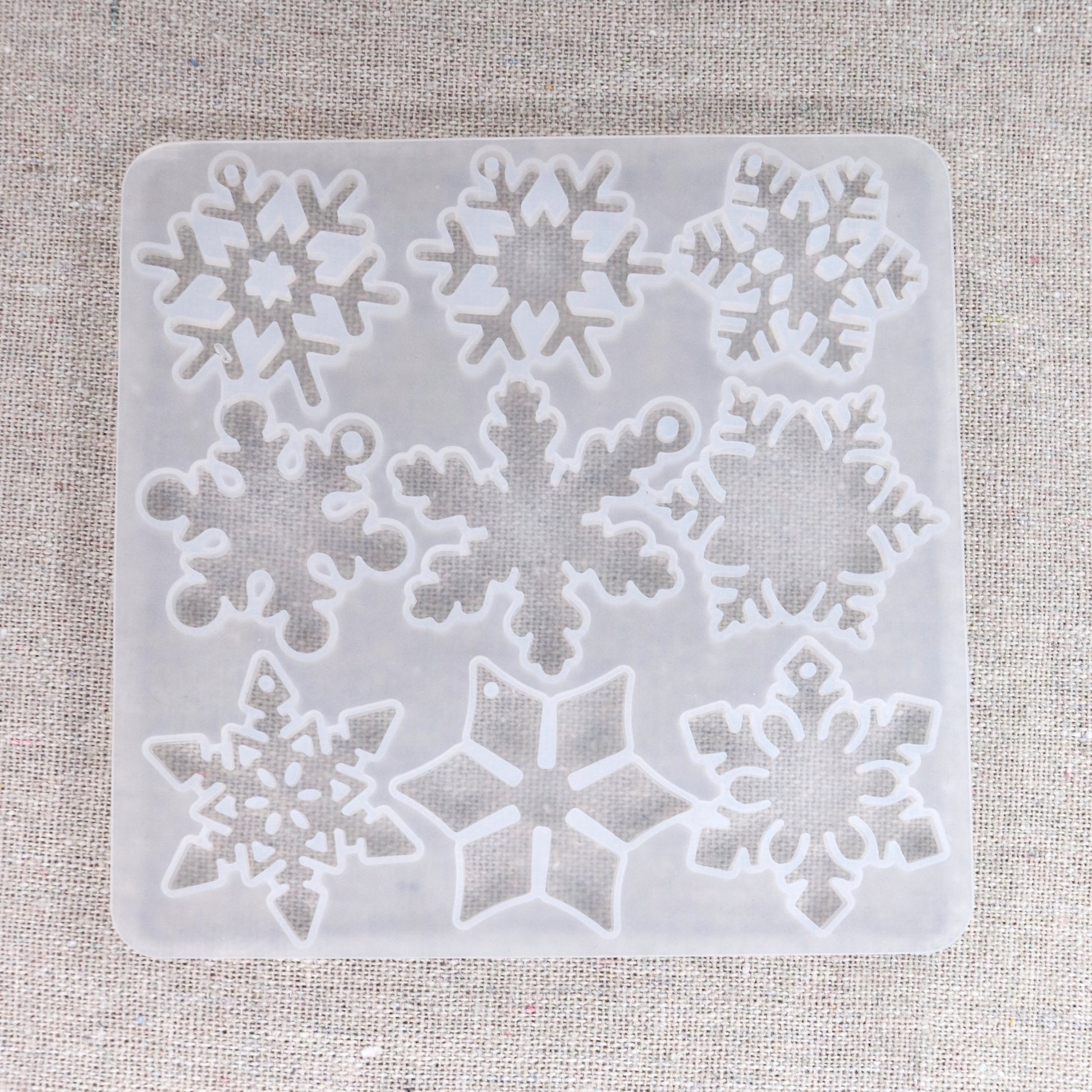 Gießformen mit 12 verschiedene Schneeflocken Anhänger. Weihnachten Dekoration.