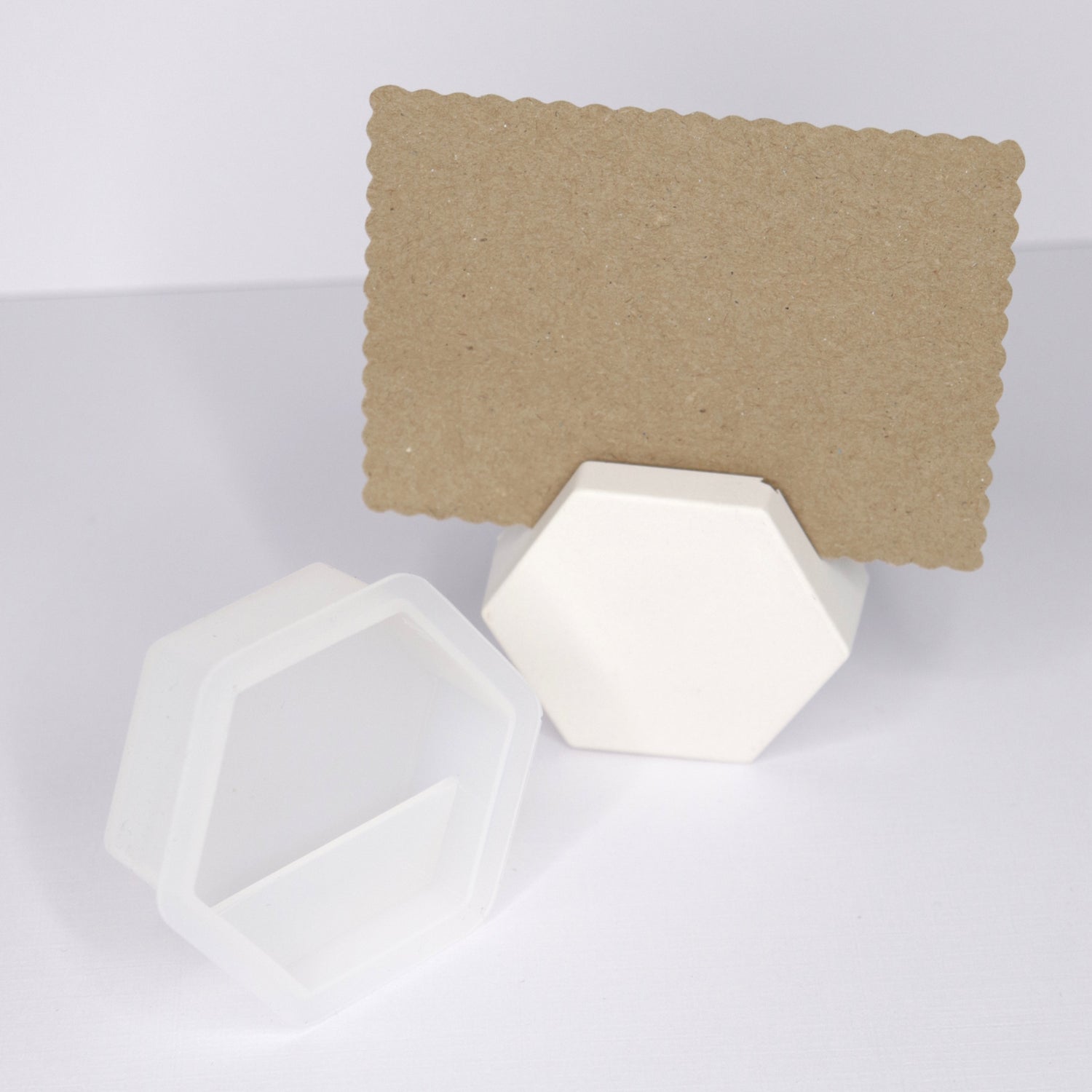 Silikonformen Hexagon Kartenhalter Platzhalter. Abbildung mit fertig gegossenes Gießling aus Raysin.