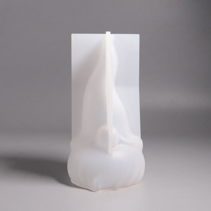 Silikonform Wichtel Vorderansicht. Höhe ca. 13 cm. Weiße Gießform für Raysin.