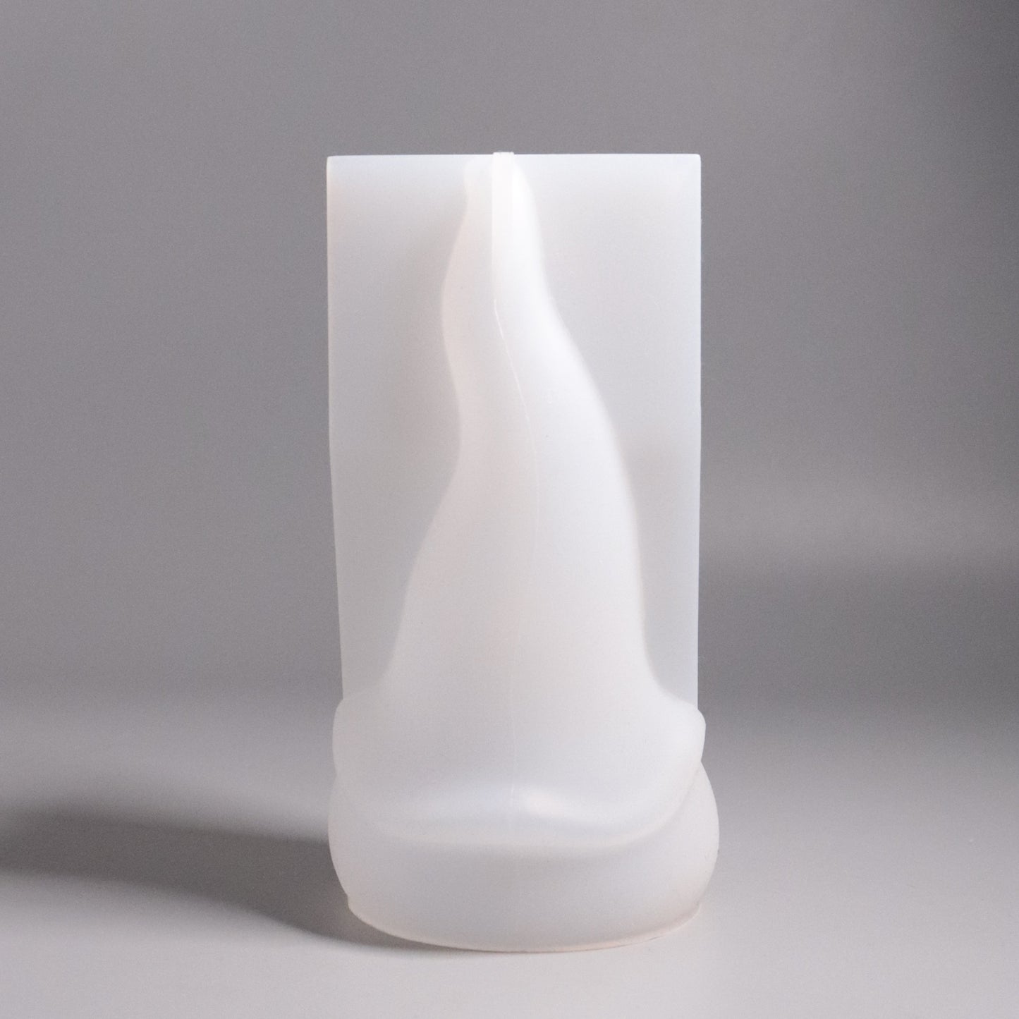 Silikonform Wichtel Rückseiteansicht. Weiße Gießform für Gipspulver.