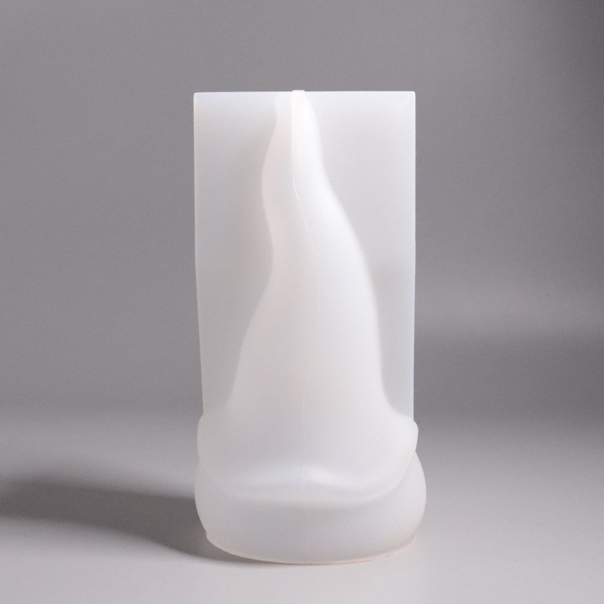 Silikonform Wichtel Rückseiteansicht. Weiße Gießform für Gipspulver.