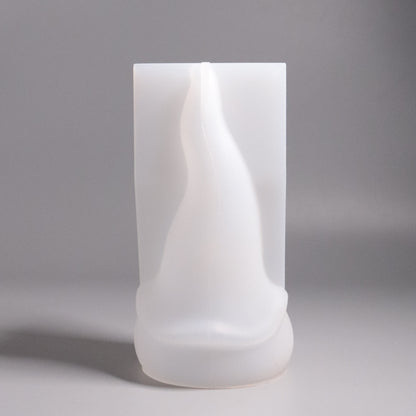 Silikonform Wichtel Rückseiteansicht. Weiße Gießform für Gipspulver.