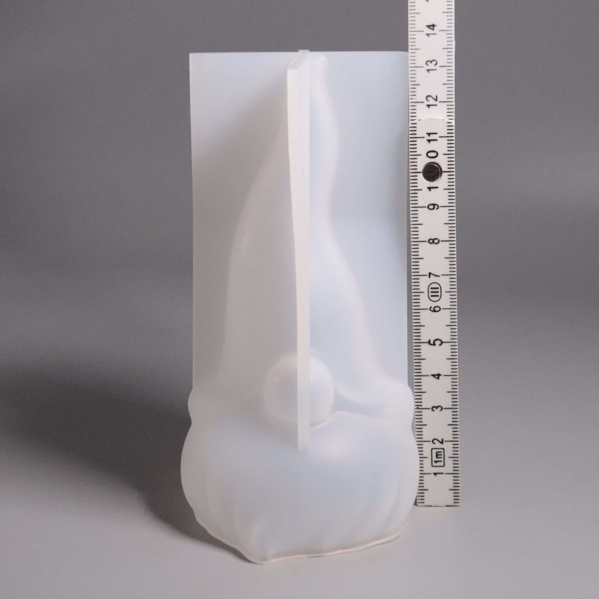 Silikonform Wichtel Vorderansicht. Höhe ca. 13 cm. Weiße Gießform für Raysin.