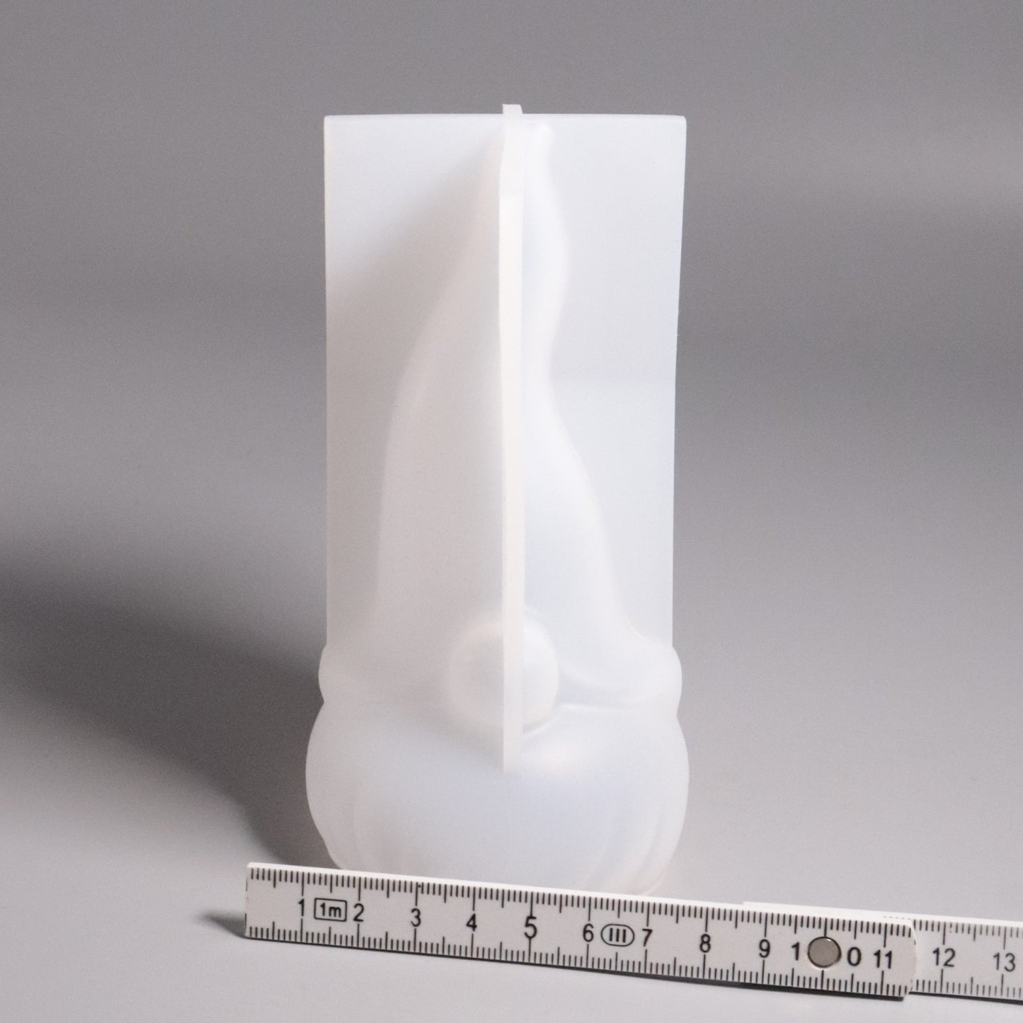 Silikonform Wichtel Vorderansicht. Höhe ca. 13 cm. Weiße Gießform für Raysin.