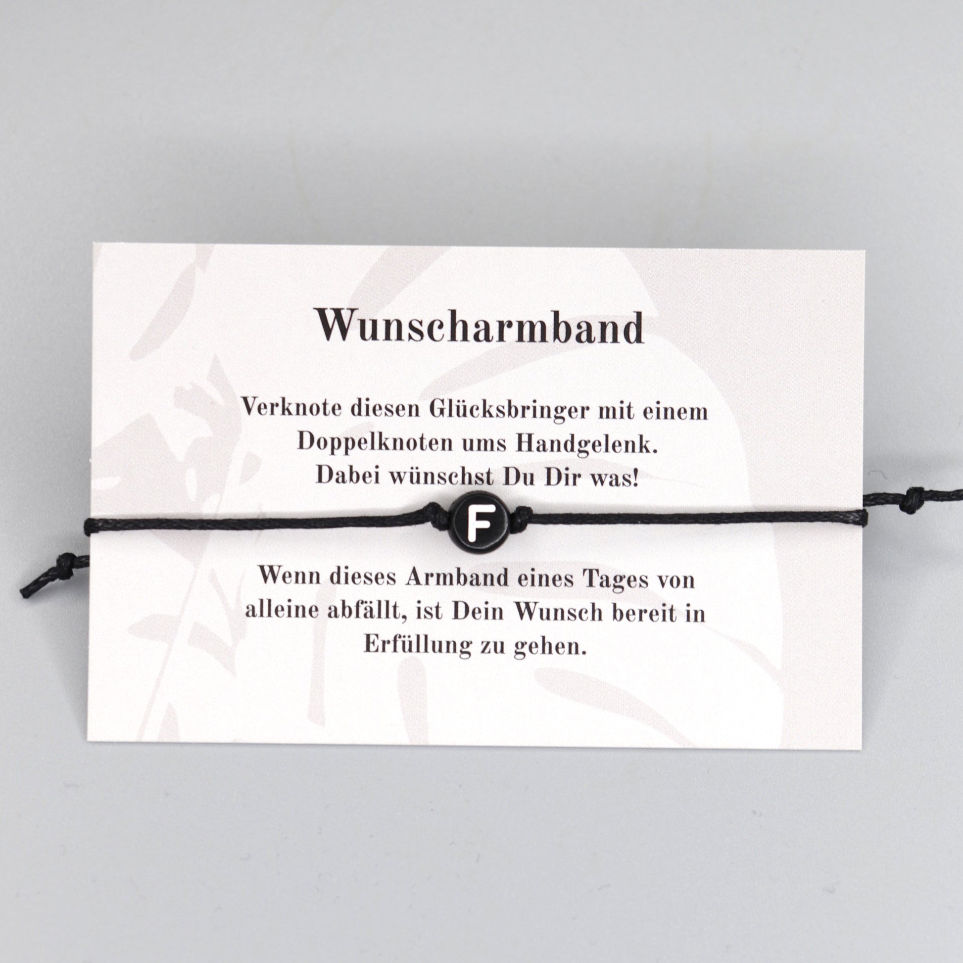 Wunscharmband mit Wunschbuchstabe F aus Acryl. Geschenkideen. Freundschaftsarmbänder. Kleine Geschenke.