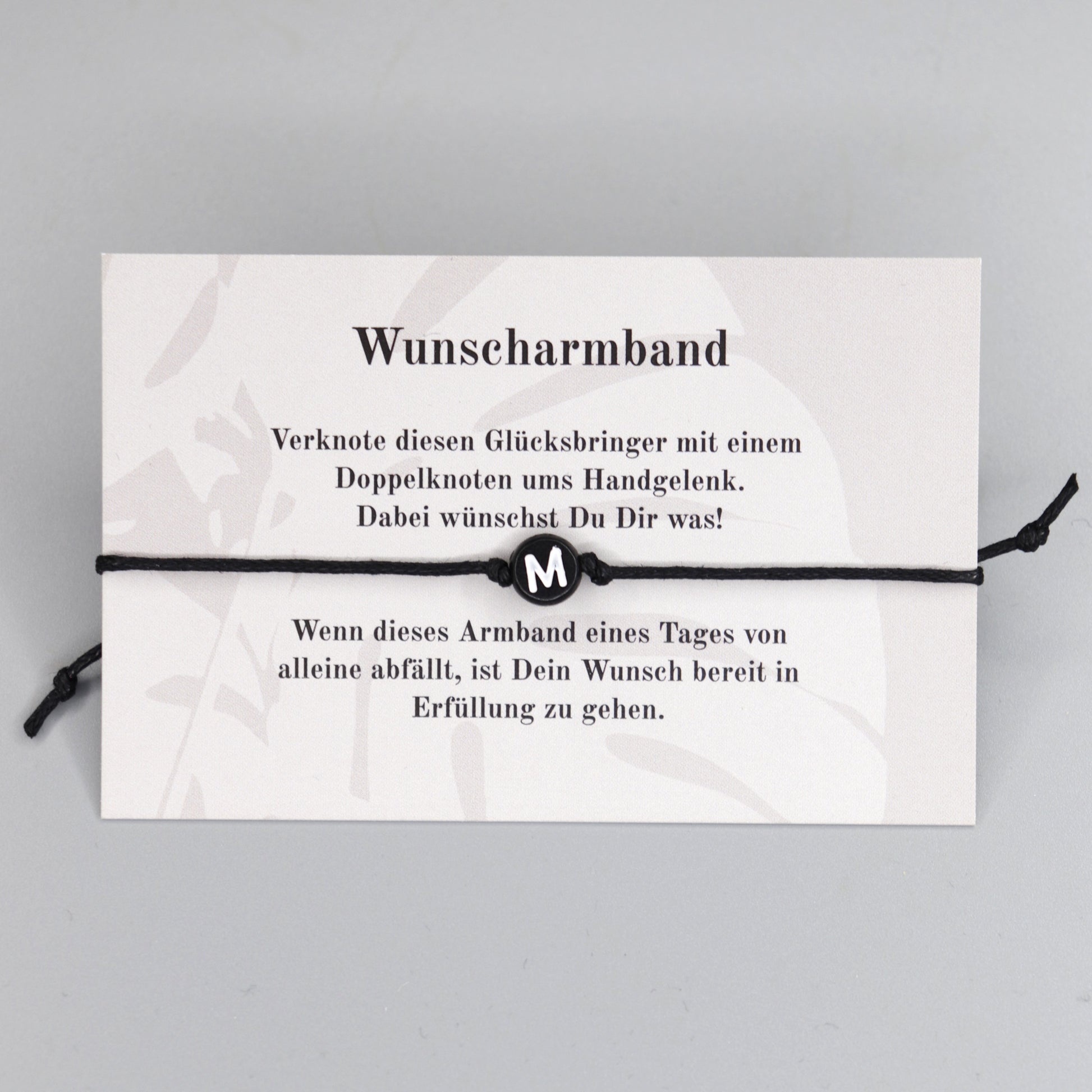 Wunscharmband mit Wunschbuchstabe M aus Acryl. Geschenkideen. Freundschaftsarmbänder. Kleine Geschenke.