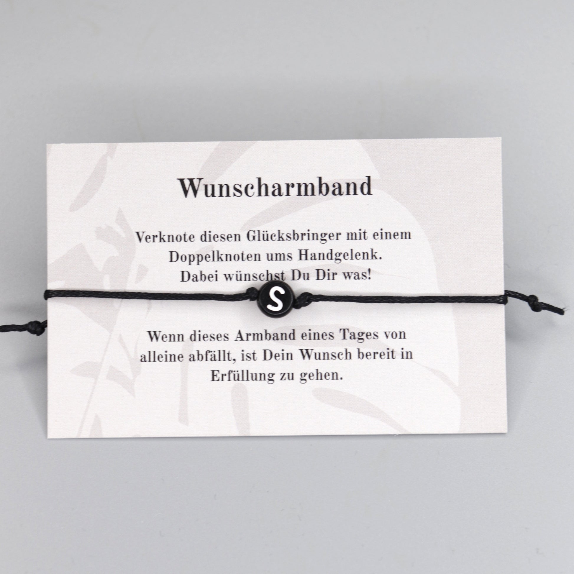 Wunscharmband mit Wunschbuchstabe S aus Acryl. Geschenkideen. Freundschaftsarmbänder. Kleine Geschenke.