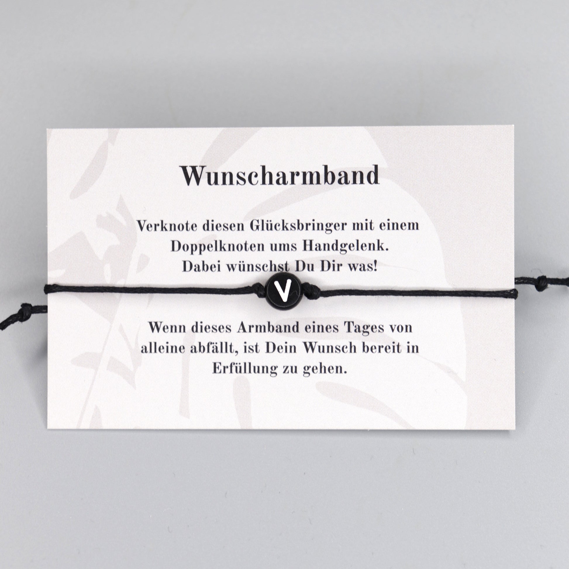 Wunscharmband mit Wunschbuchstabe V aus Acryl. Geschenkideen. Freundschaftsarmbänder. Kleine Geschenke.
