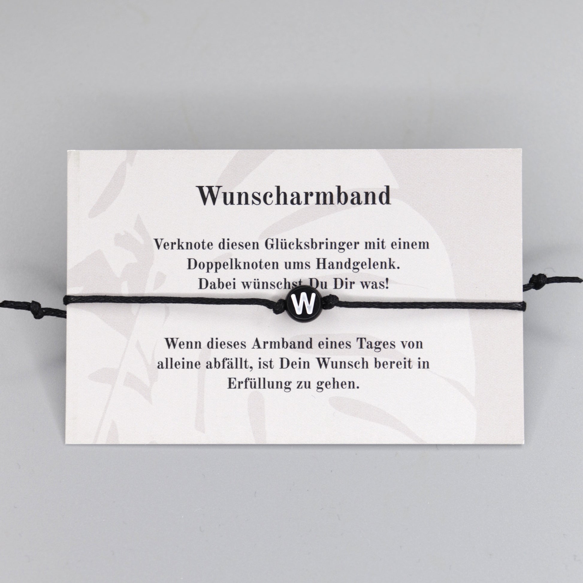 Wunscharmband mit Wunschbuchstabe aus Acryl in Schwarz Weiß zum knoten