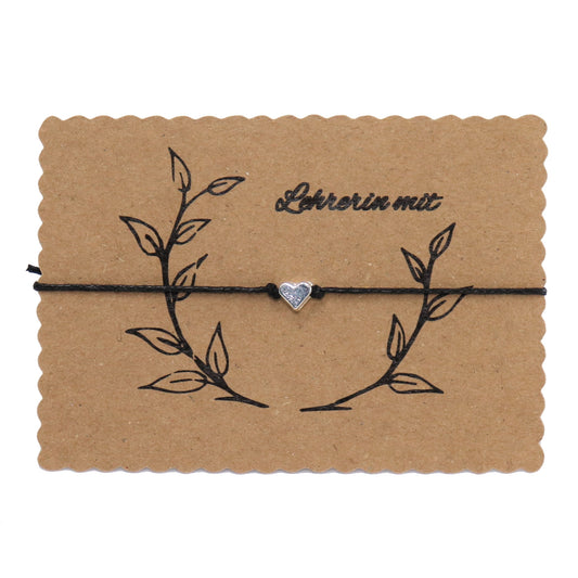 Braune griffelte Karte mit Herz Armband umwickelt. 